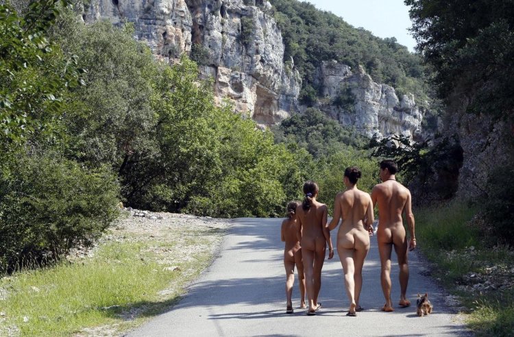 Зрелые отдыхают голышом