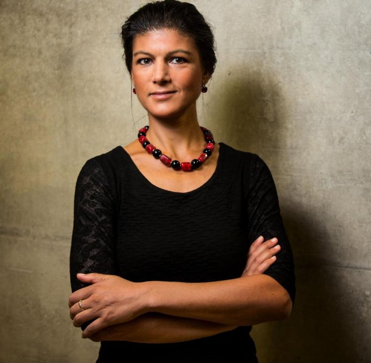 Сара Вагенкнехт в купальнике