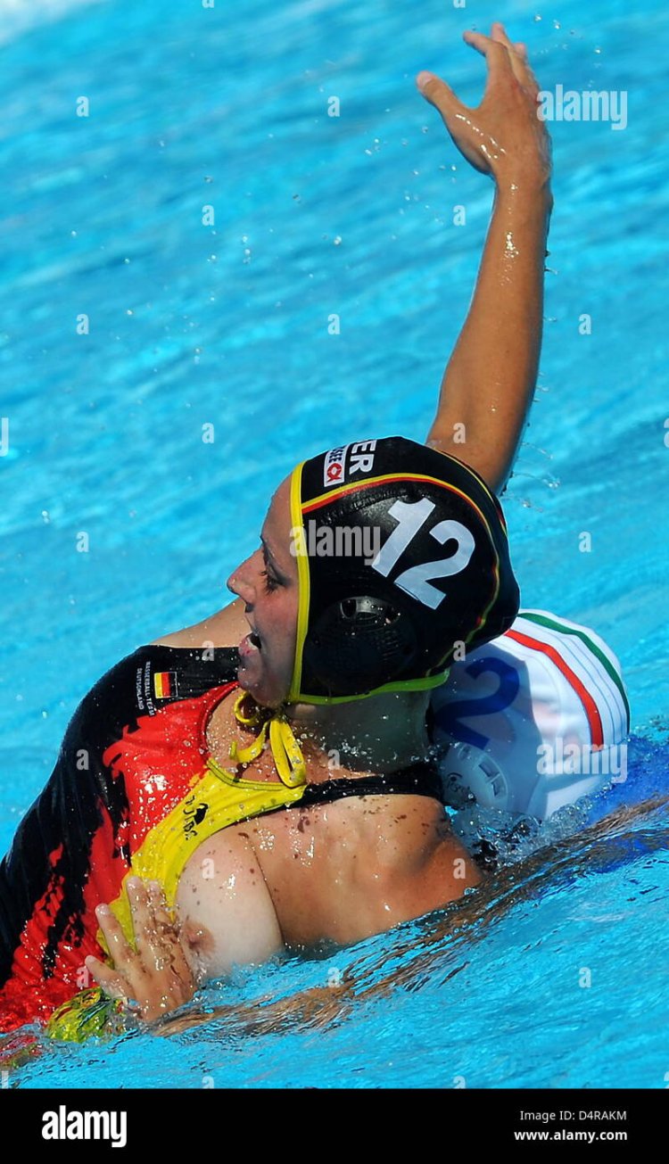 Засветила грудь в водном спорте