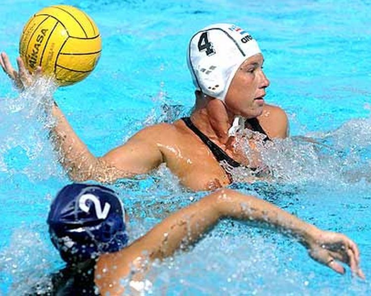 Пикантные моменты в женском водном поло