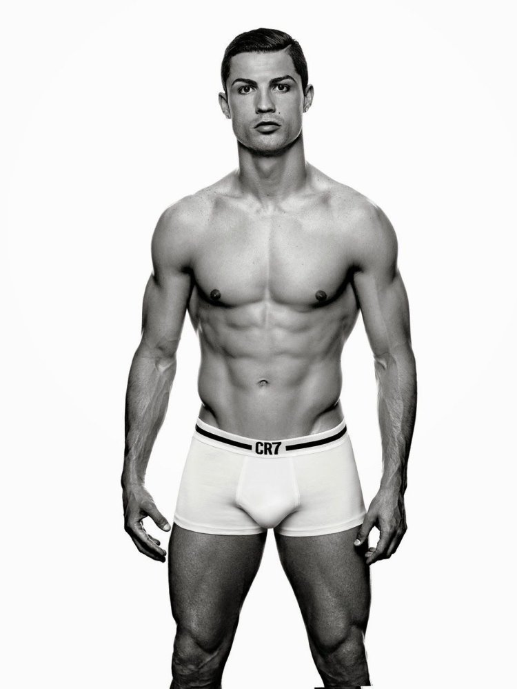 Криштиану Роналду в трусах
