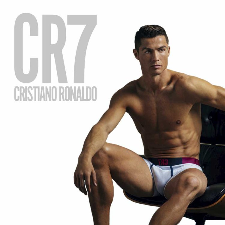 Абсолютно голый Криштиану Роналду