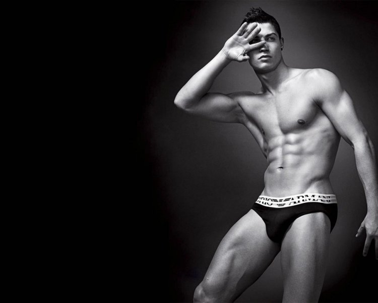 Криштиану Роналду с накрашенными ногтями