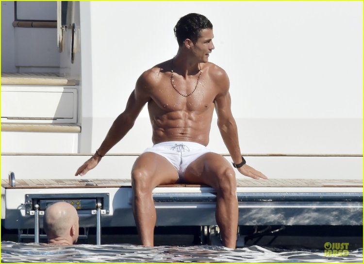 Криштиану Роналду в трусах