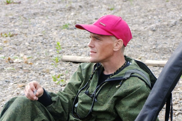 Обои с Константином Давыдовым на чёрном фоне