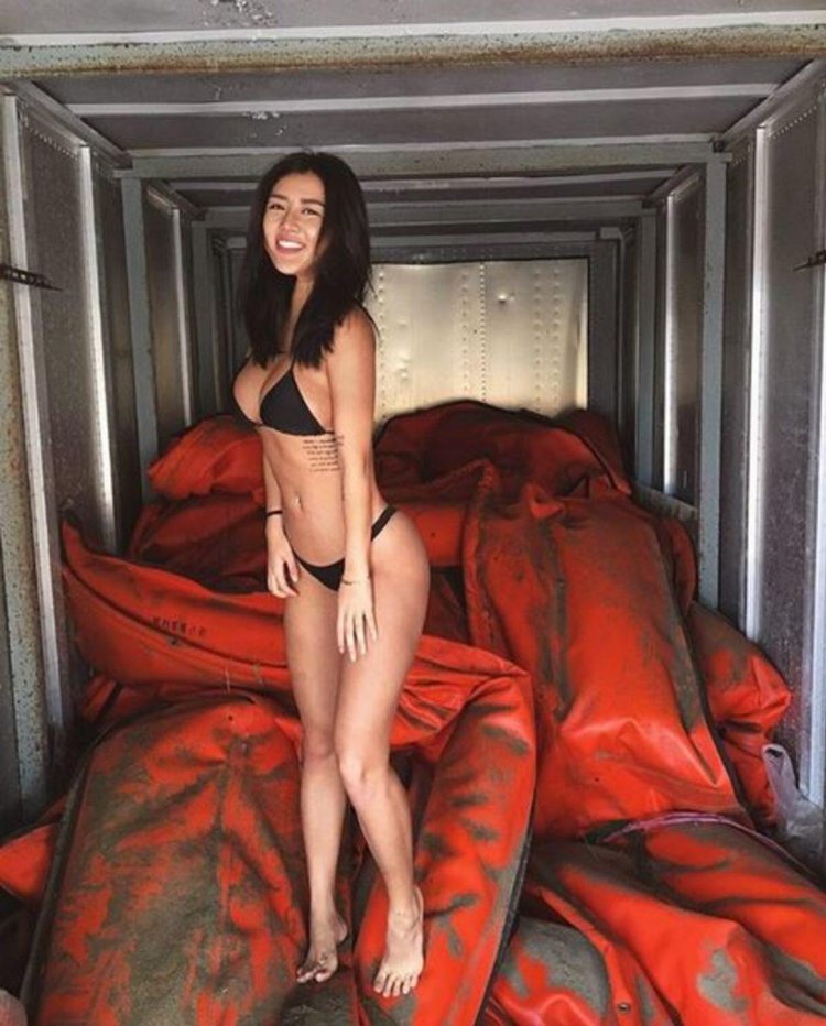 Helga Lovekaty в купальнике