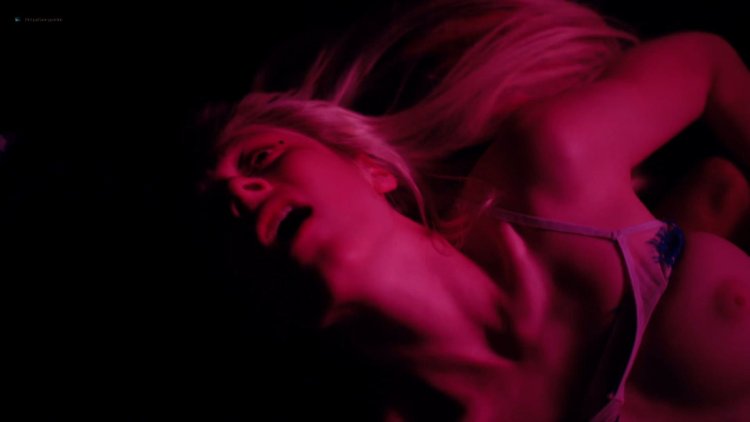 Сидни Суини грудь