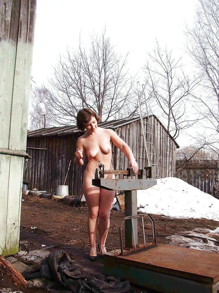 Голая зрелая жена на даче