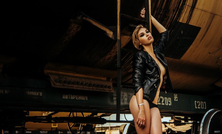 Блондинка сексуальная