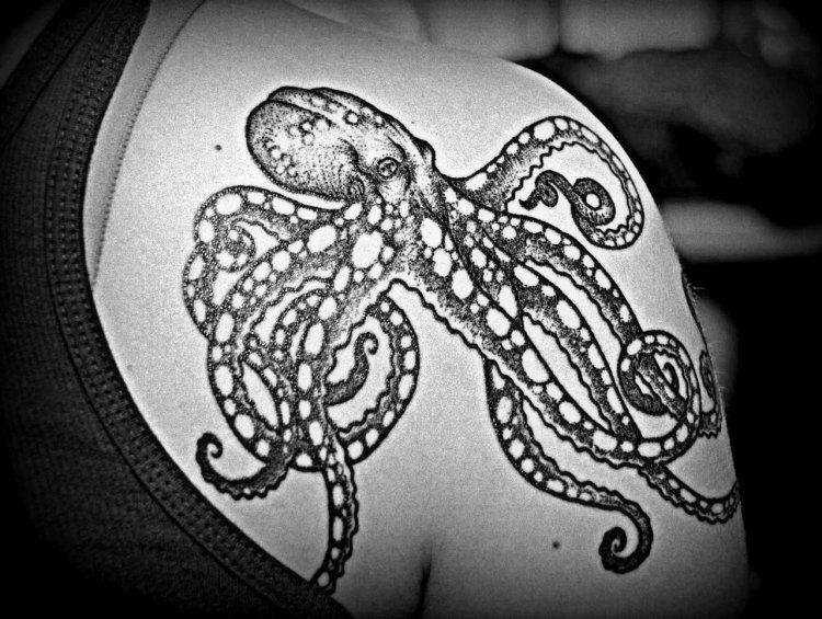 Девушка с татуировкой осьминога
