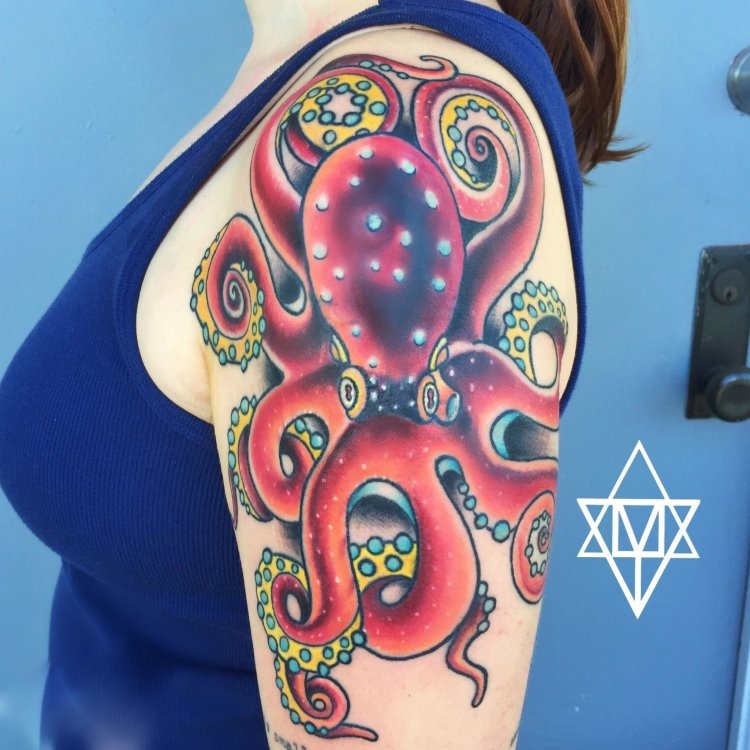 Тату осьминог на животе