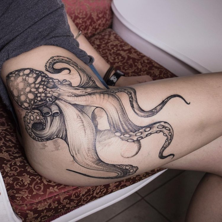 Татуировка осьминог между ног