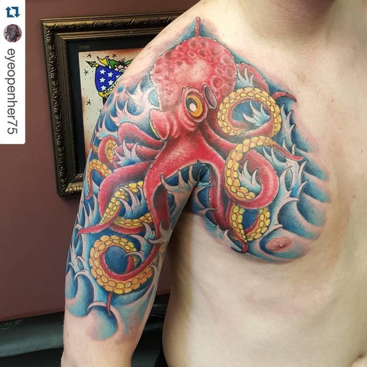 Девушка с тату осьминога