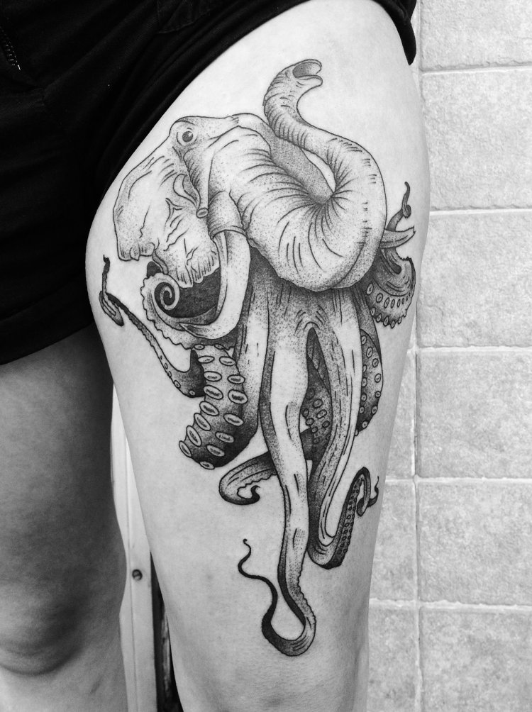 Тату осьминог на ребрах