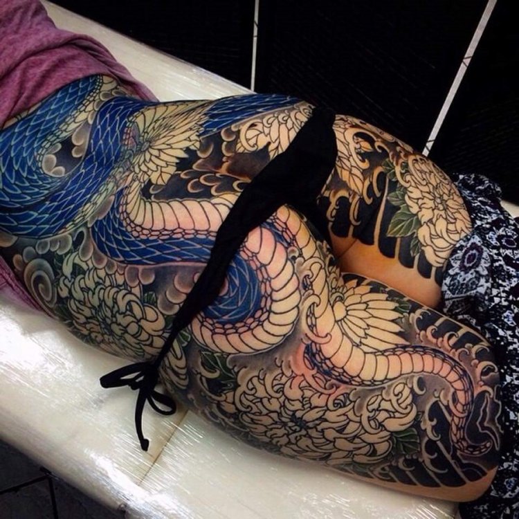 Тату осьминог на ноге