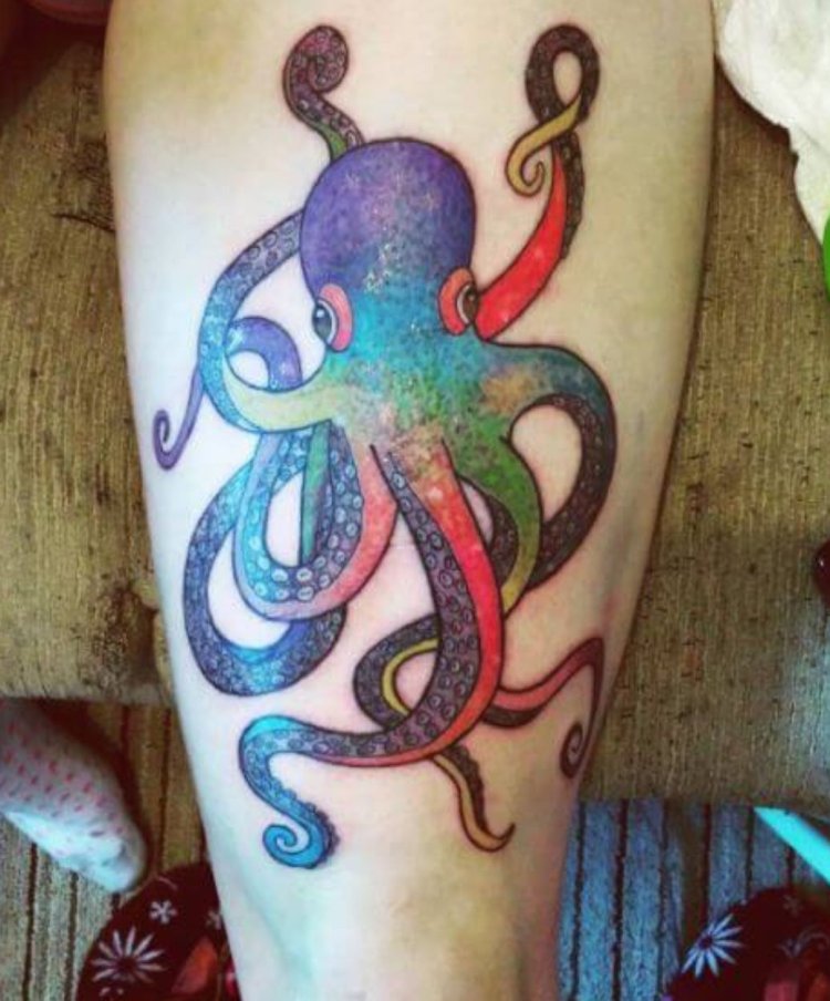 Тату на бедре осьминог у девушек