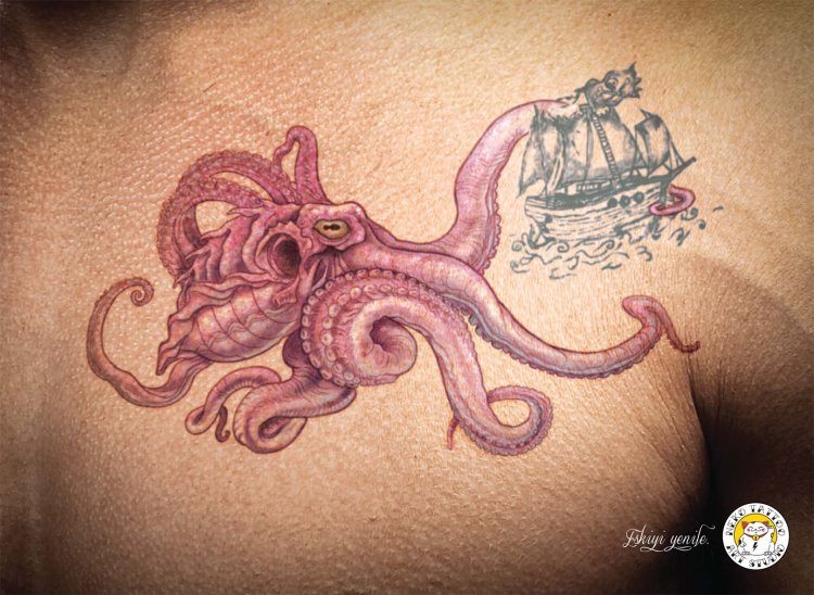 Девушка с тату осьминога