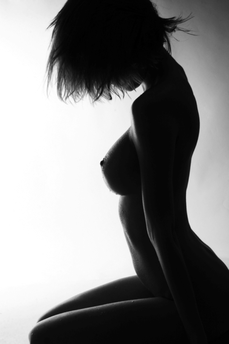 Девушка в стиле ню сбоку