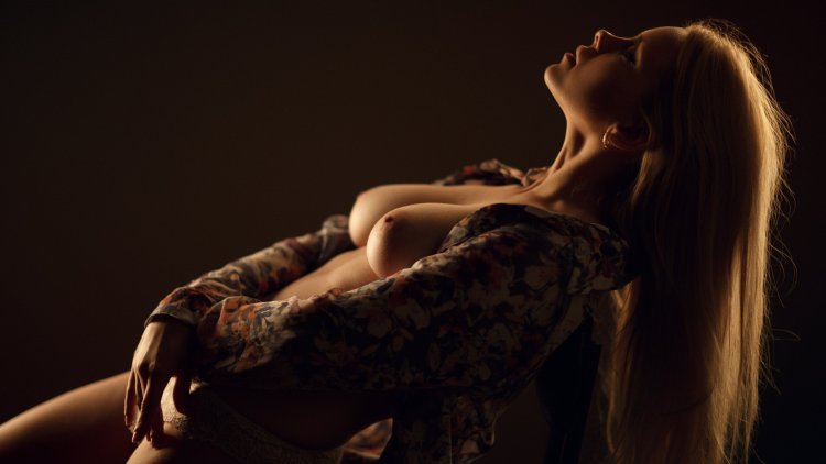 Блондинка раздевается на стуле