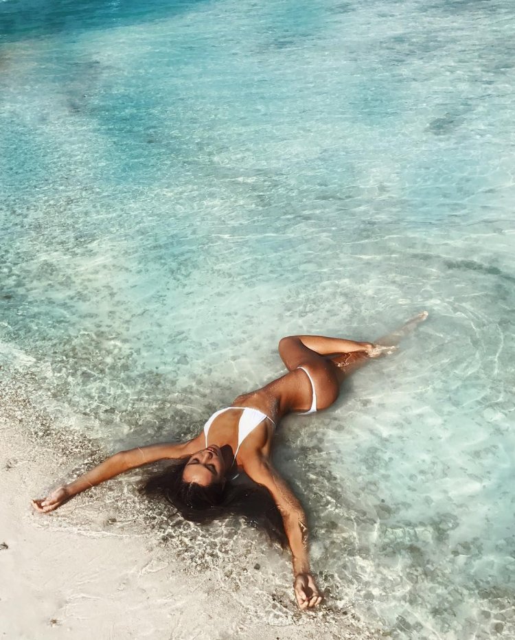 Девушка засветилась на пляже