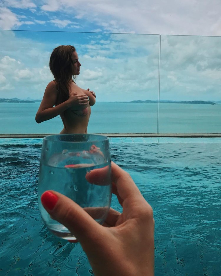 Дикий пляж девушки