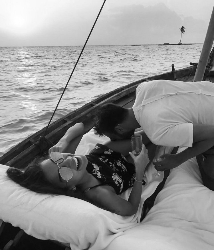 Девушка засветилась на пляже