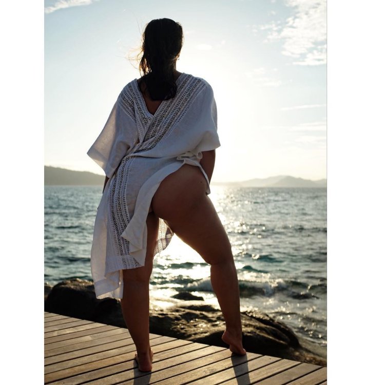 Девушки на пляже упс