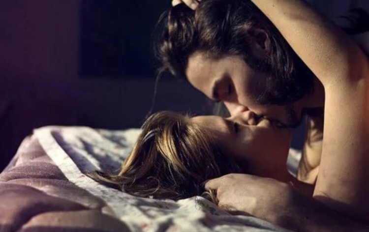 Романтичный поцелуй в постели
