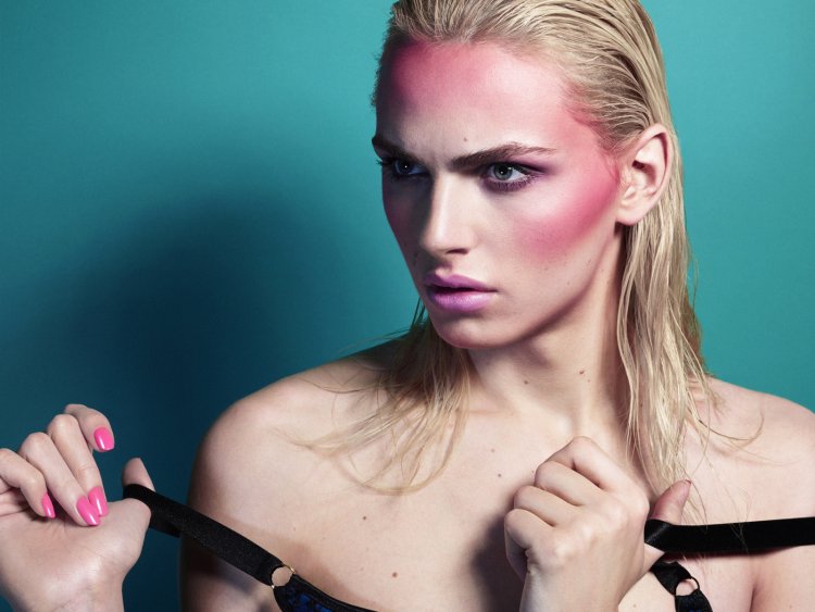 Андрей Пежич в бикини