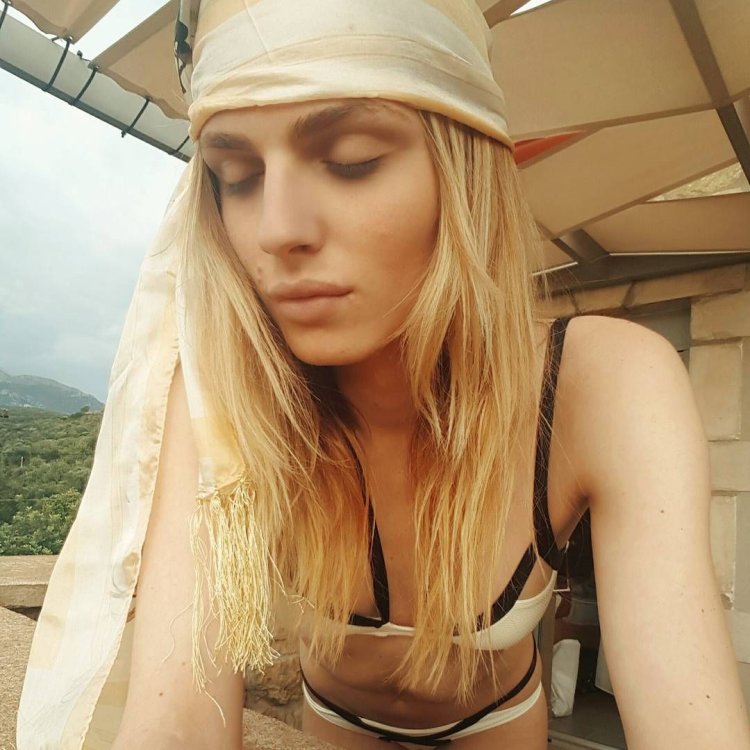 Финская модель трансгендер блондинка