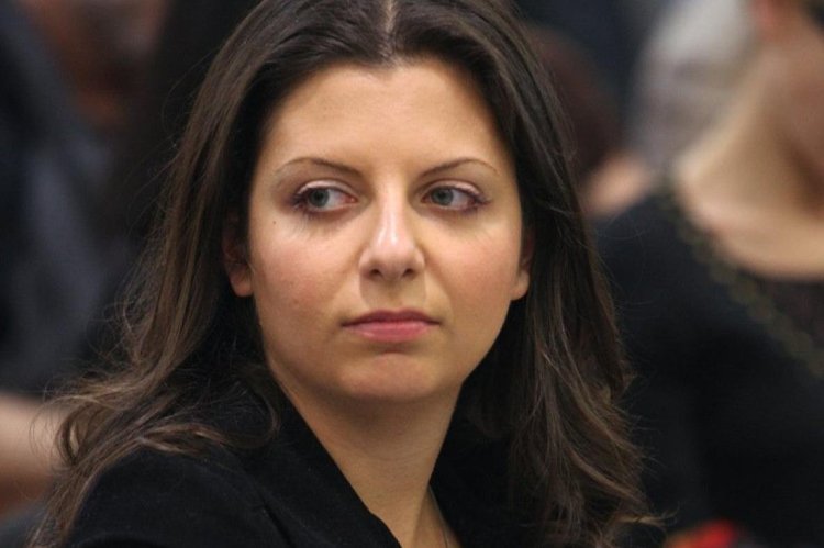 Маргарита Симоньян курит