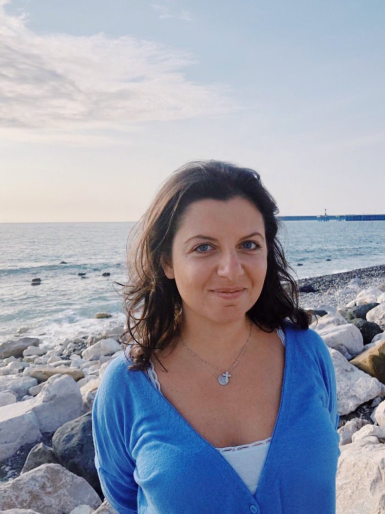 Маргарита Симоньян босиком