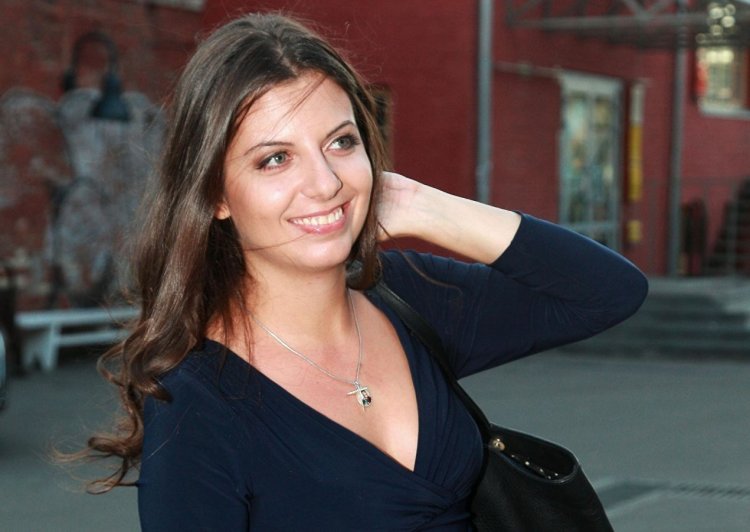 Симоньян в Красном платье с белым