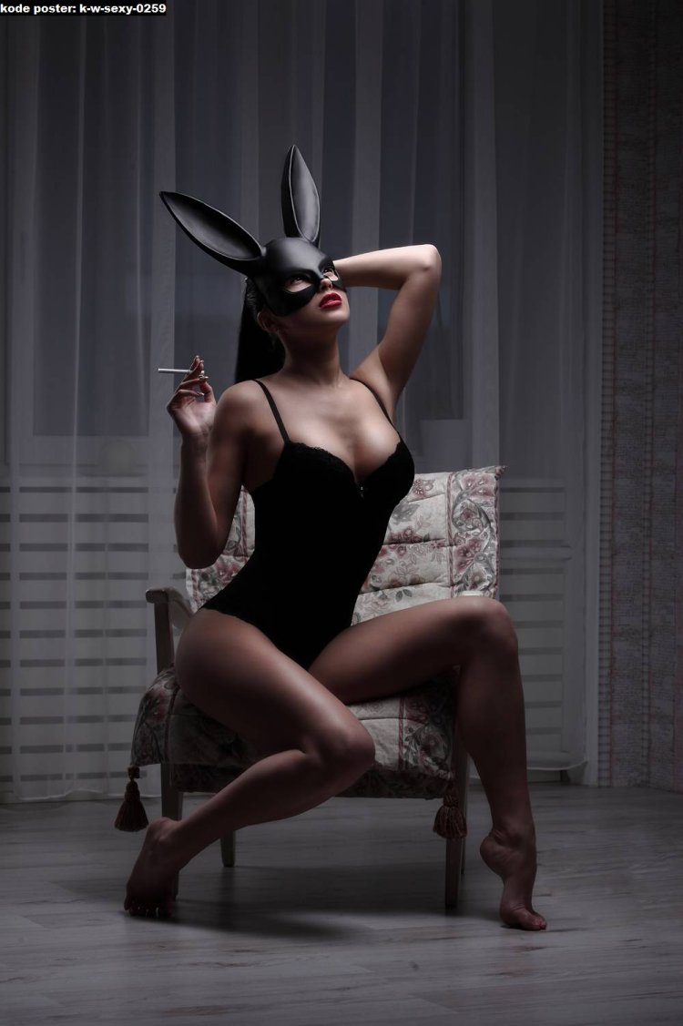 Девушка в маске кролика