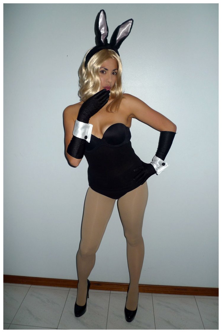 Брюнетка в костюме кролика