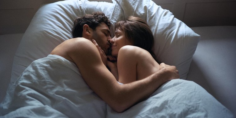 Девушка спит на парне