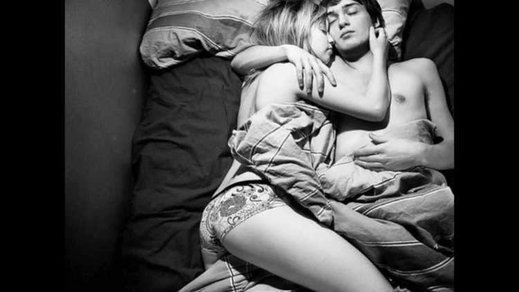 Девушка спит на парне