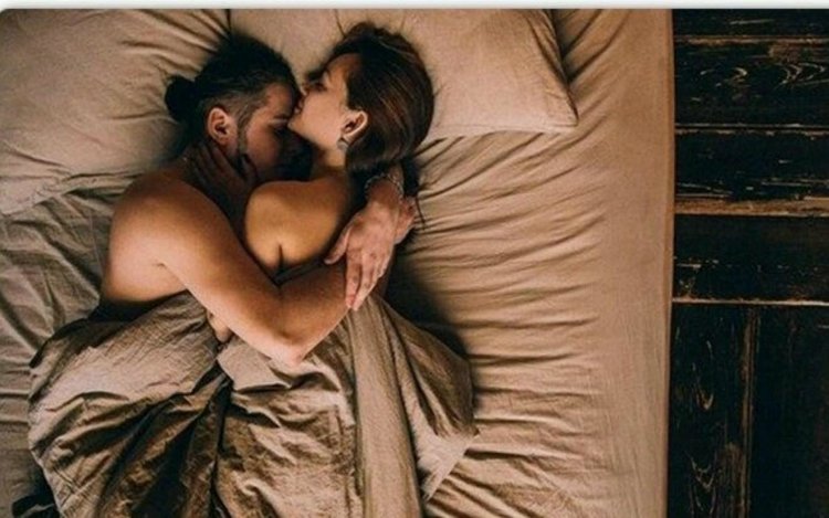 Мужчина и женщтна в постел.