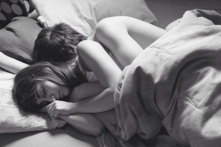 Обнявшись в постели