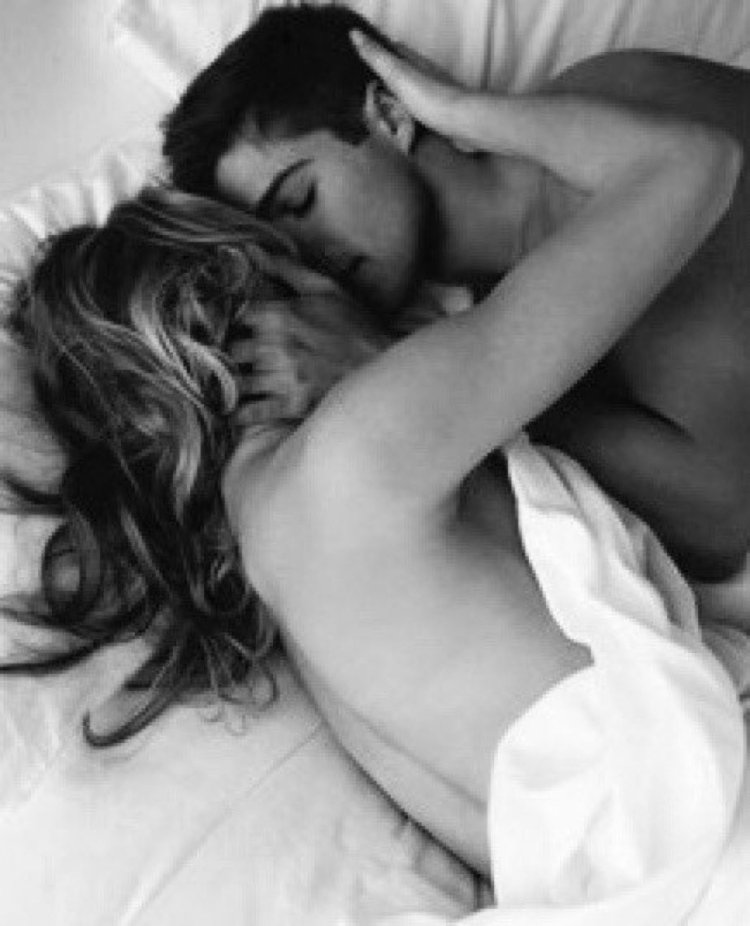 Объятия в постели