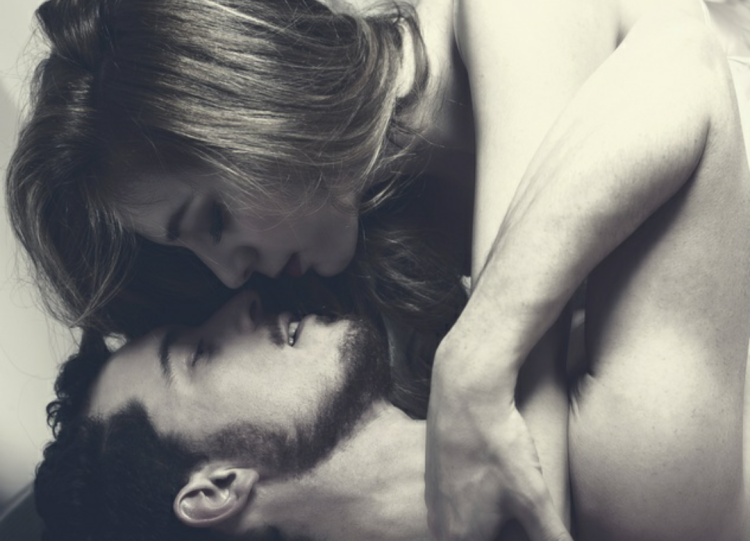 Влюбленные в кровати