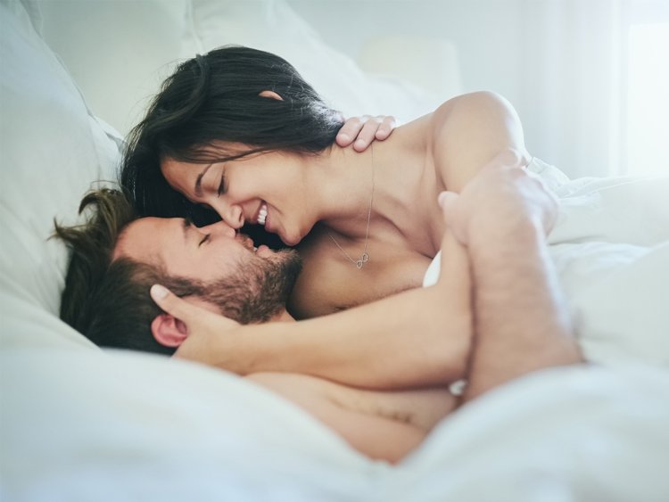 Страстные поцелуи в кровати