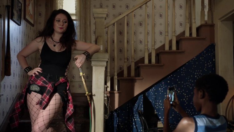 Лесбийский поцелуй Кортни кокс и Эммы Кинни – бесстыжие (2011)