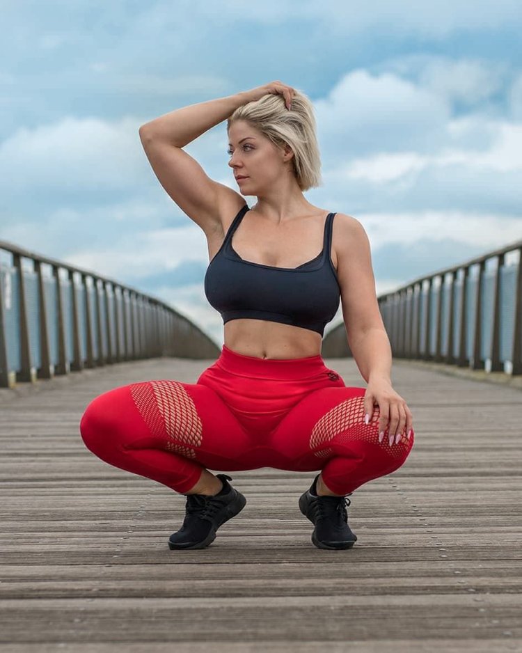 Мия Бойко в купальнике