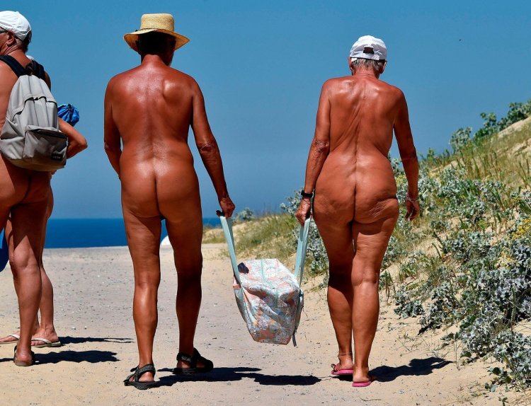 Парни и голые девки на речке