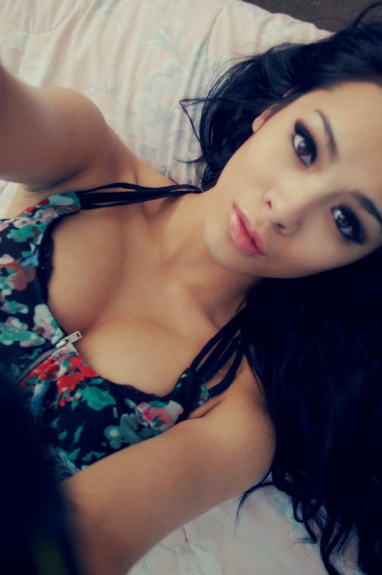 Соблазнительные девушки из социальных сетей