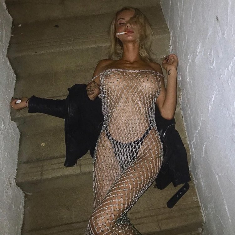 Голые женщины в прозрачных платьях