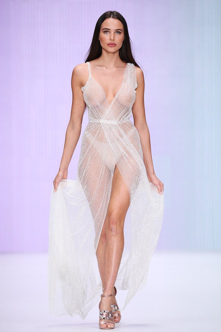 Короткое платье на голое тело