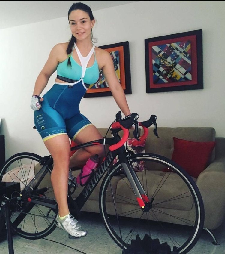 Девушка на велосипеде