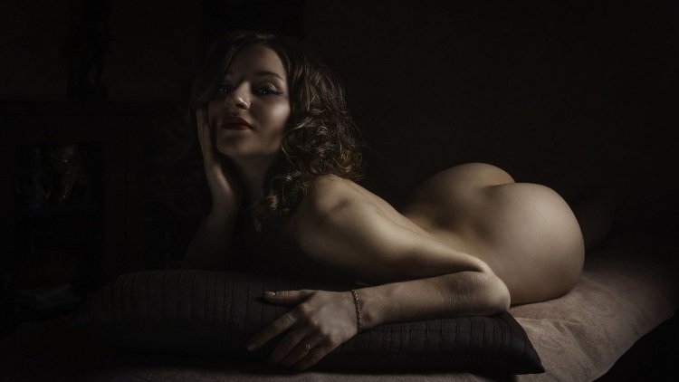 Красивая женская спина голая